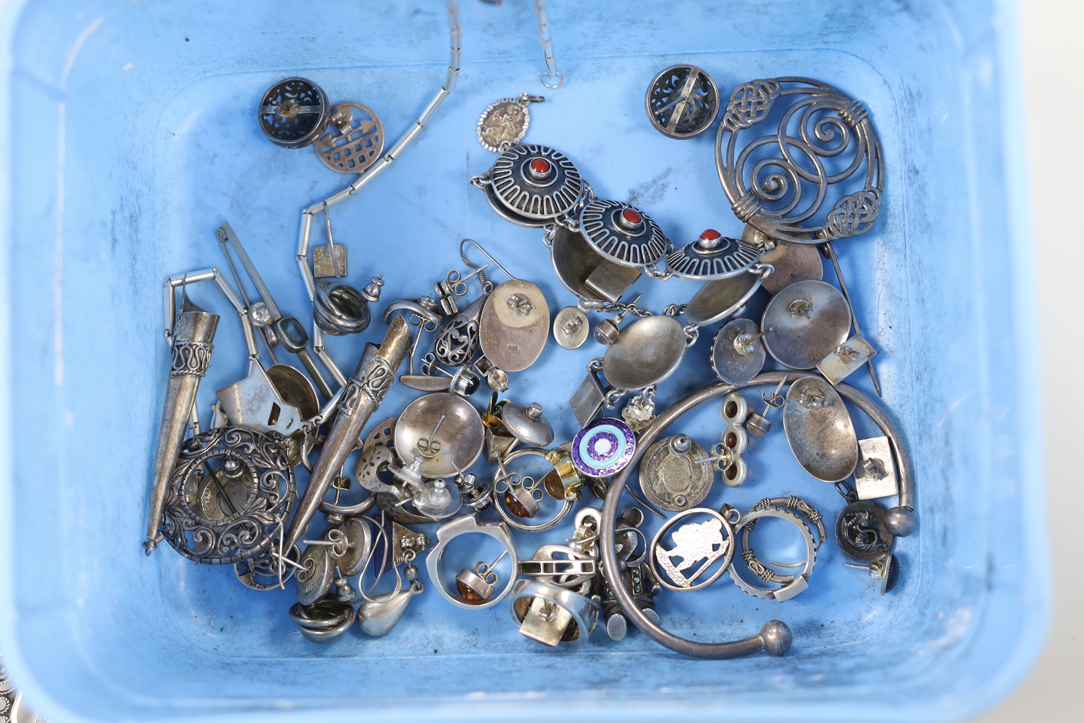 A quantity of assorted silver and white metal jewellery, including necklaces, brooches, rings, earrings, etc.